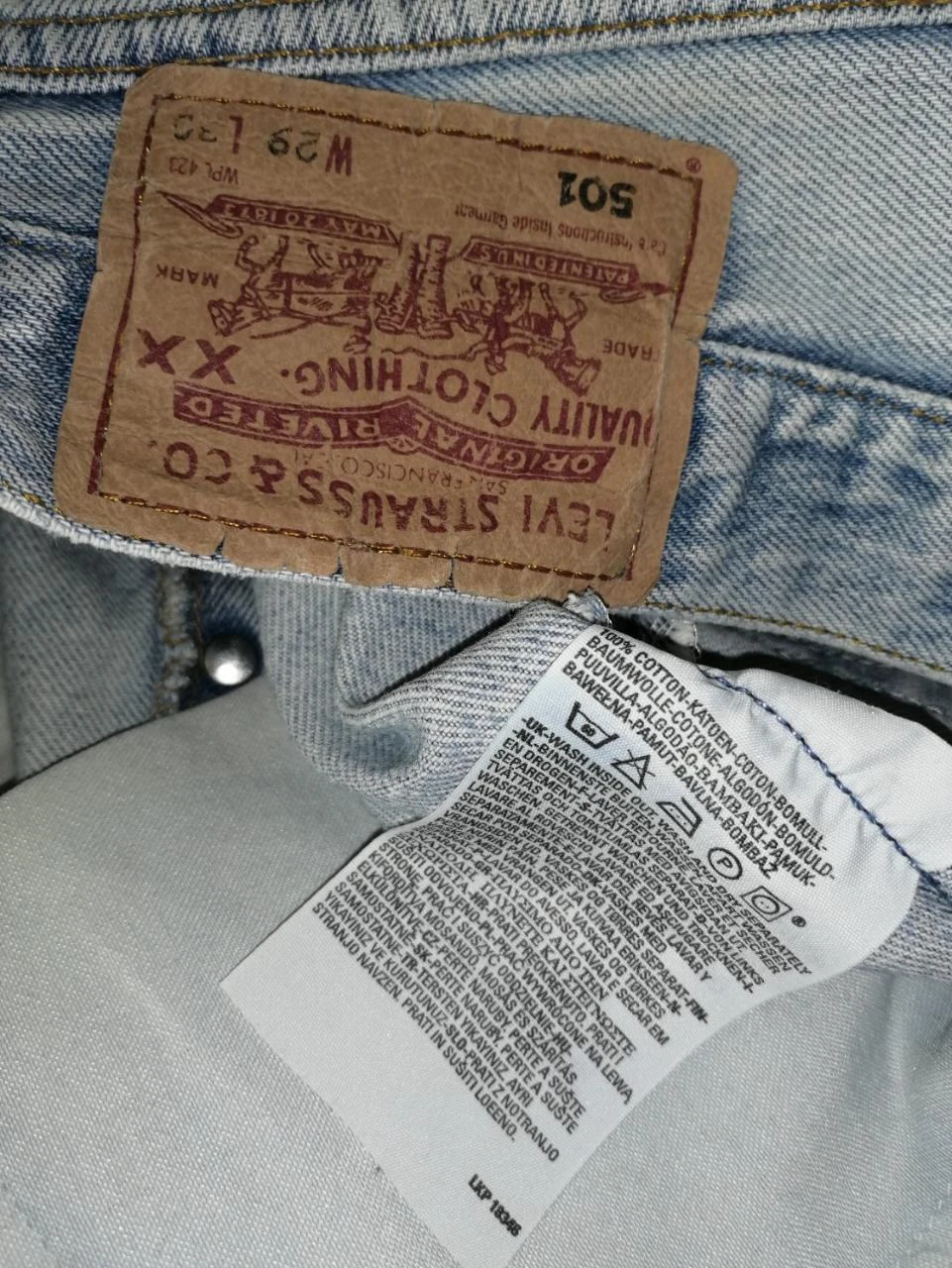 Lichte blauwe spijkerbroek met used effect en franjes "Levi's" 501 – photo 8